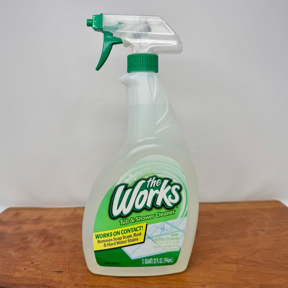 New The Works‎ Tub and Shower Cleaner 32oz Spray Bottle Rust Soap Scum Remover